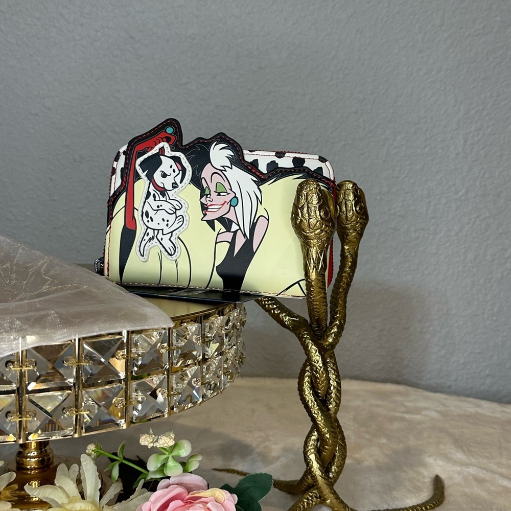 Disney Loungefly Villains Zip Around Wallet NWT Cruella 101 dalmations!